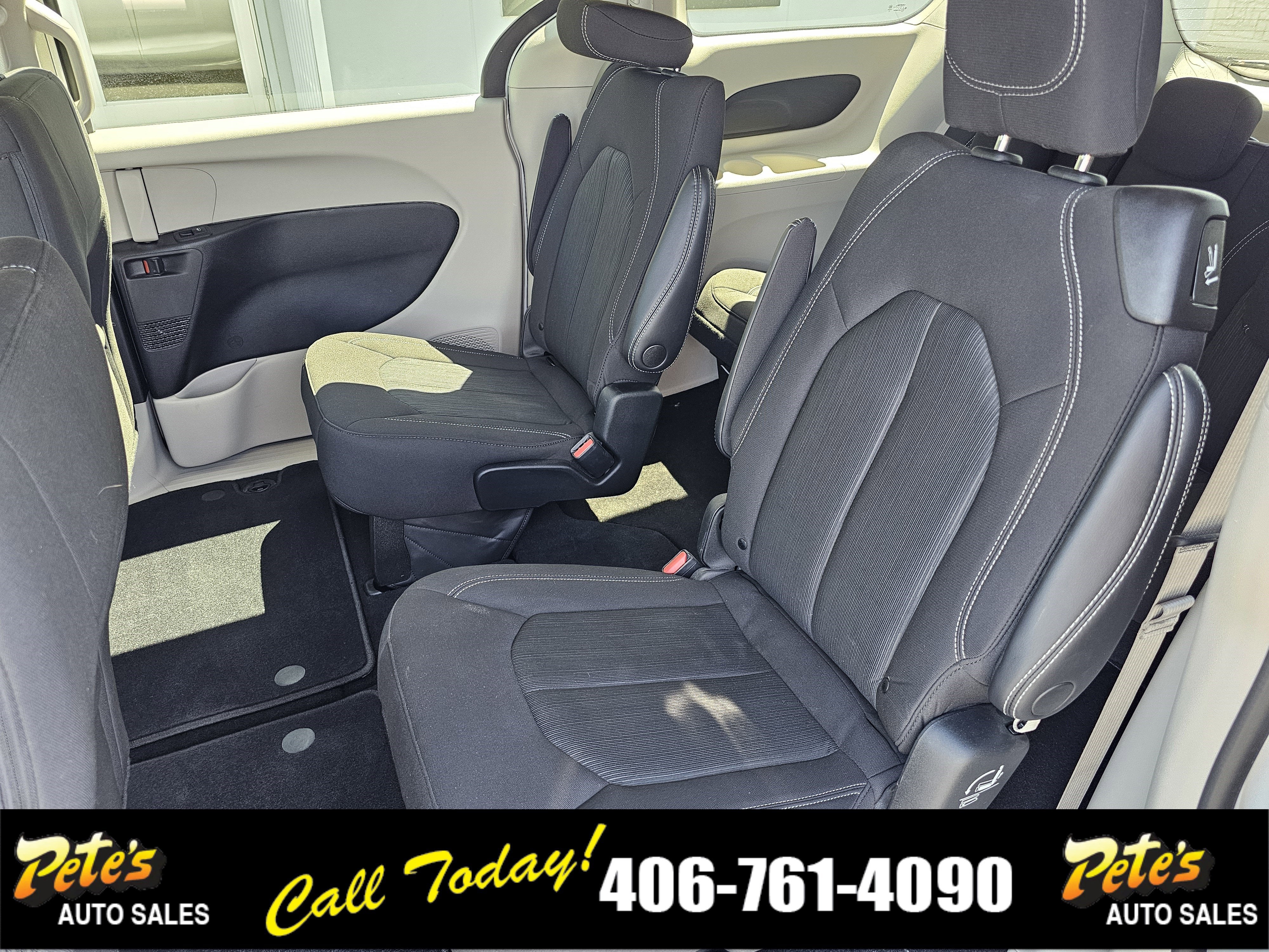 2022 Chrysler Voyager LX