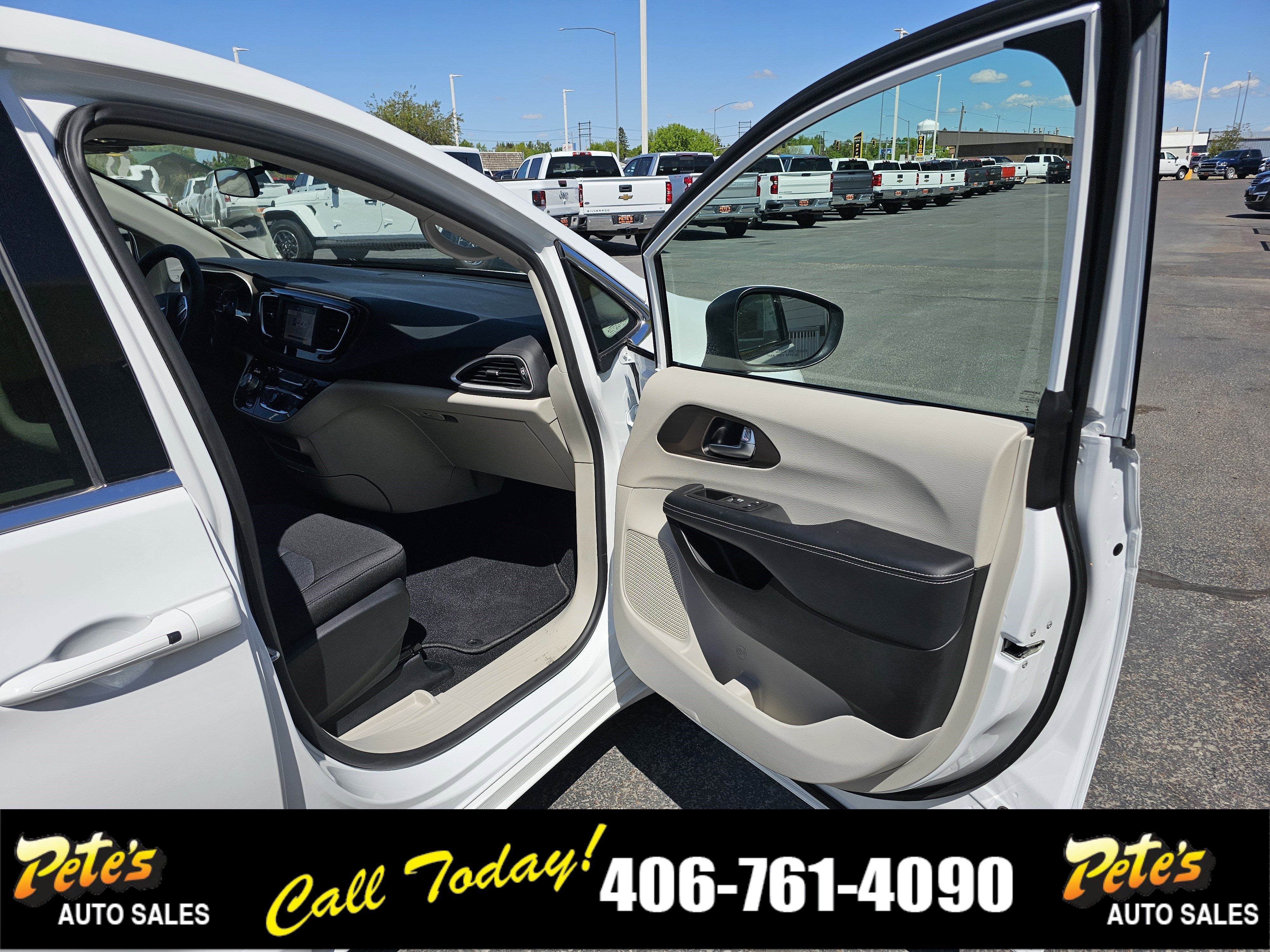 2022 Chrysler Voyager LX