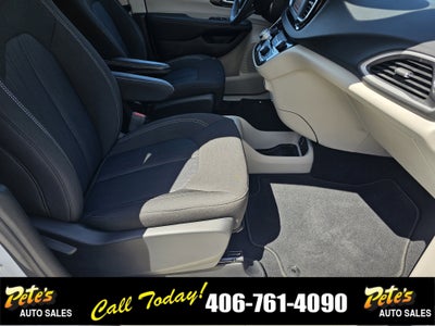 2022 Chrysler Voyager LX