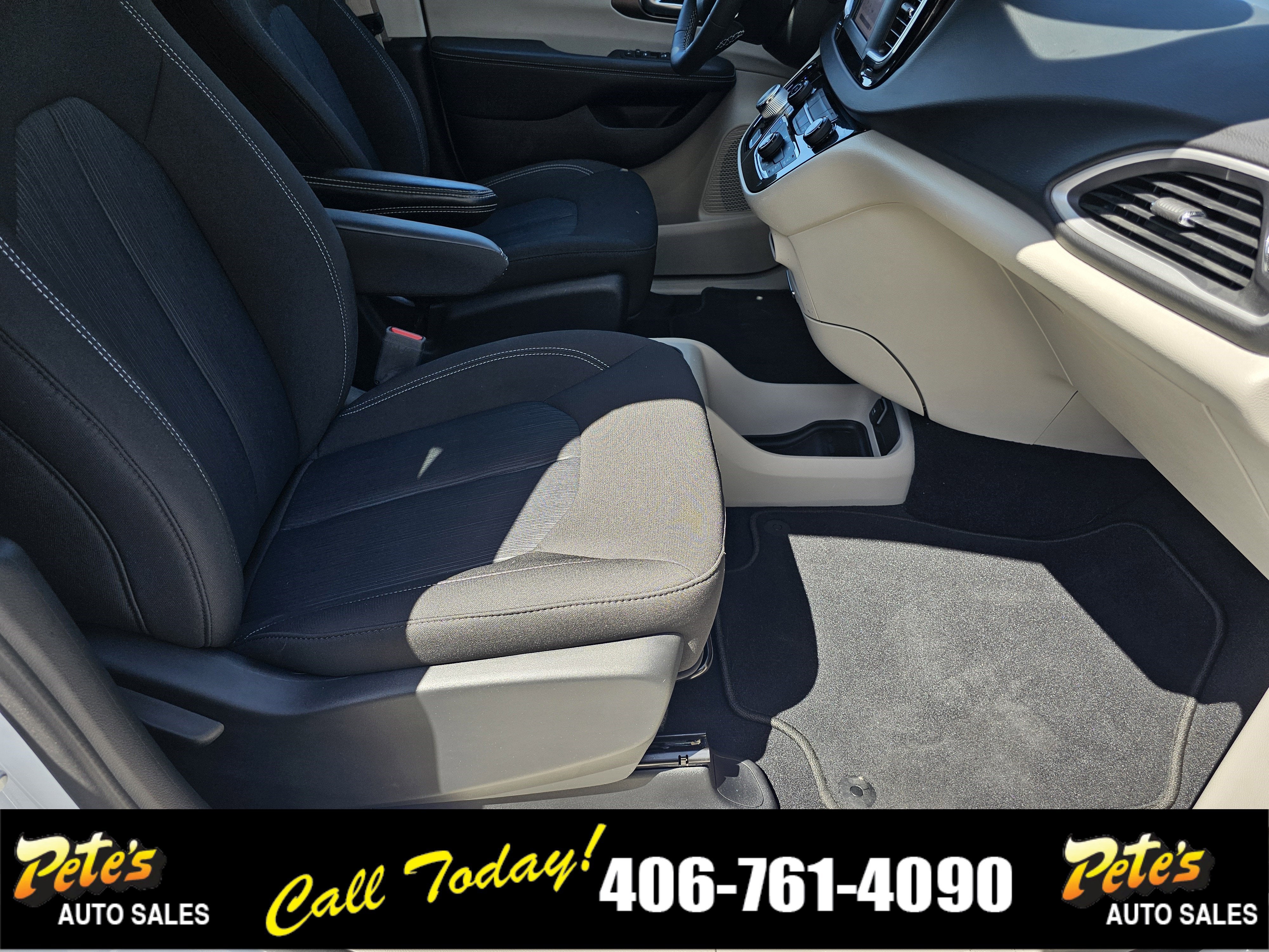 2022 Chrysler Voyager LX