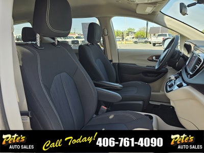 2022 Chrysler Voyager LX