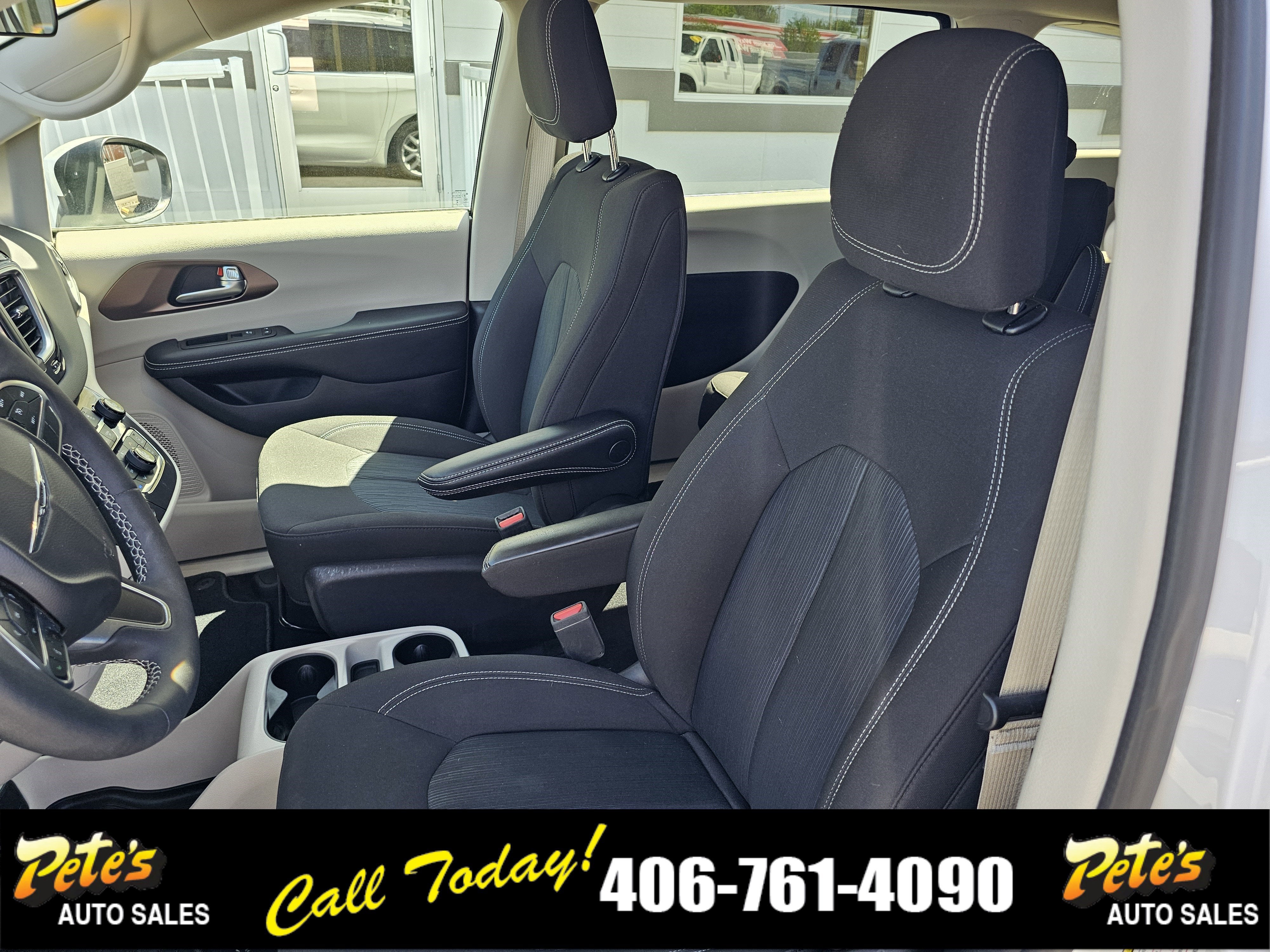 2022 Chrysler Voyager LX