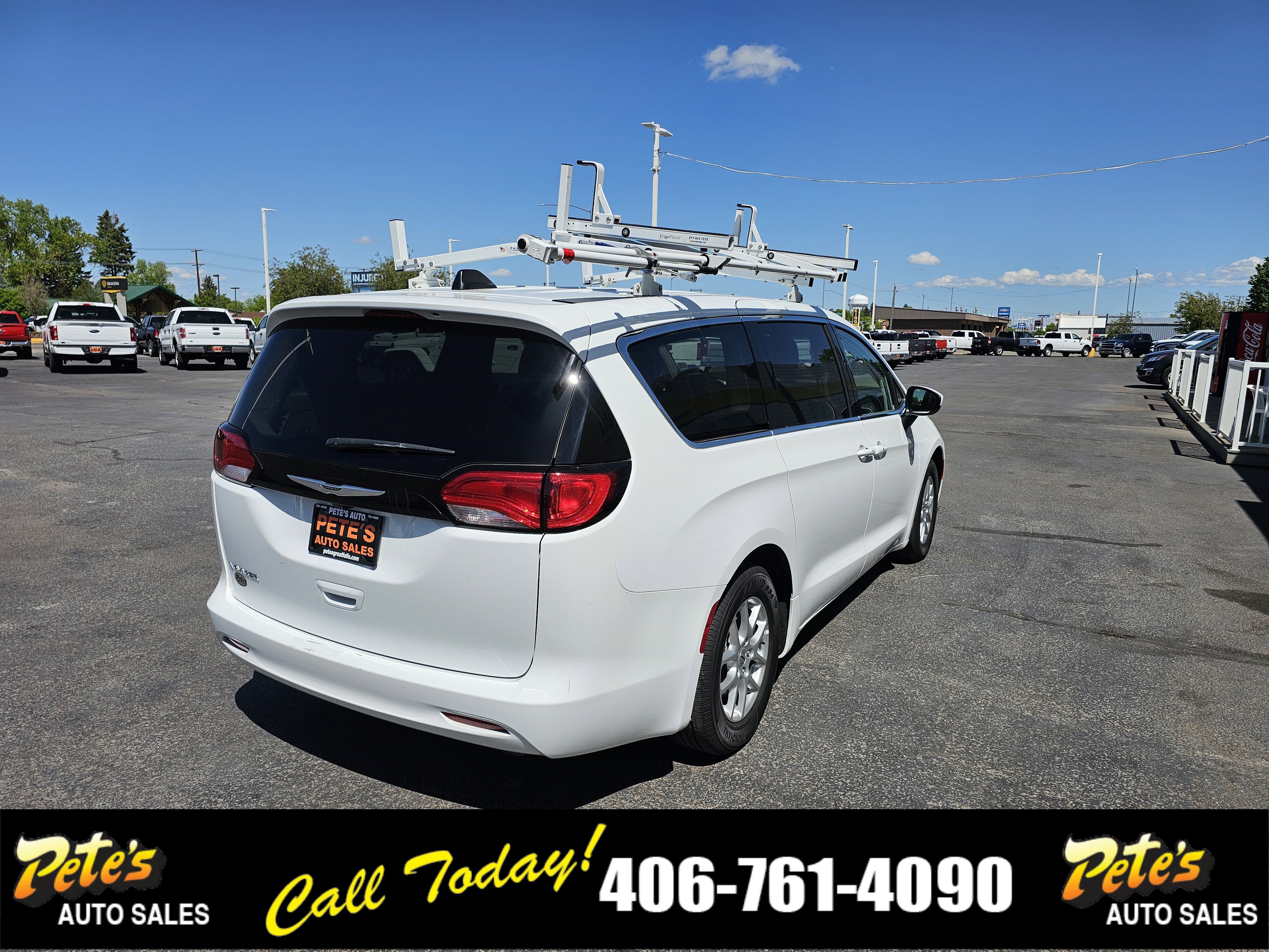 2022 Chrysler Voyager LX